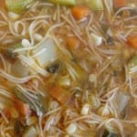 sopa de fideos con verduras